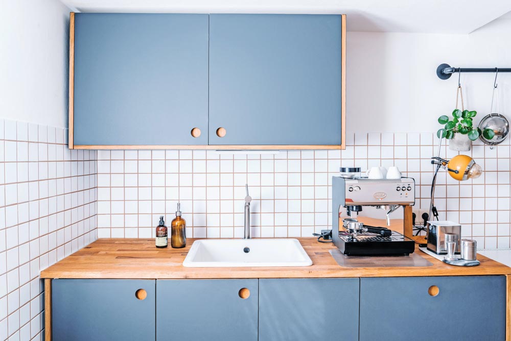 mẫu bếp chung cư đẹp màu xanh lam