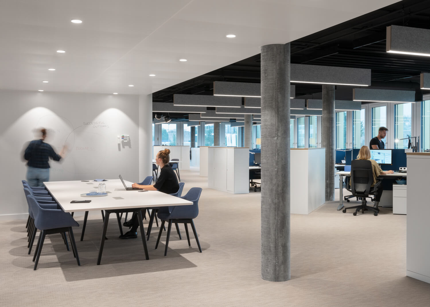 thiết kế phòng làm việc nhân viên rộng