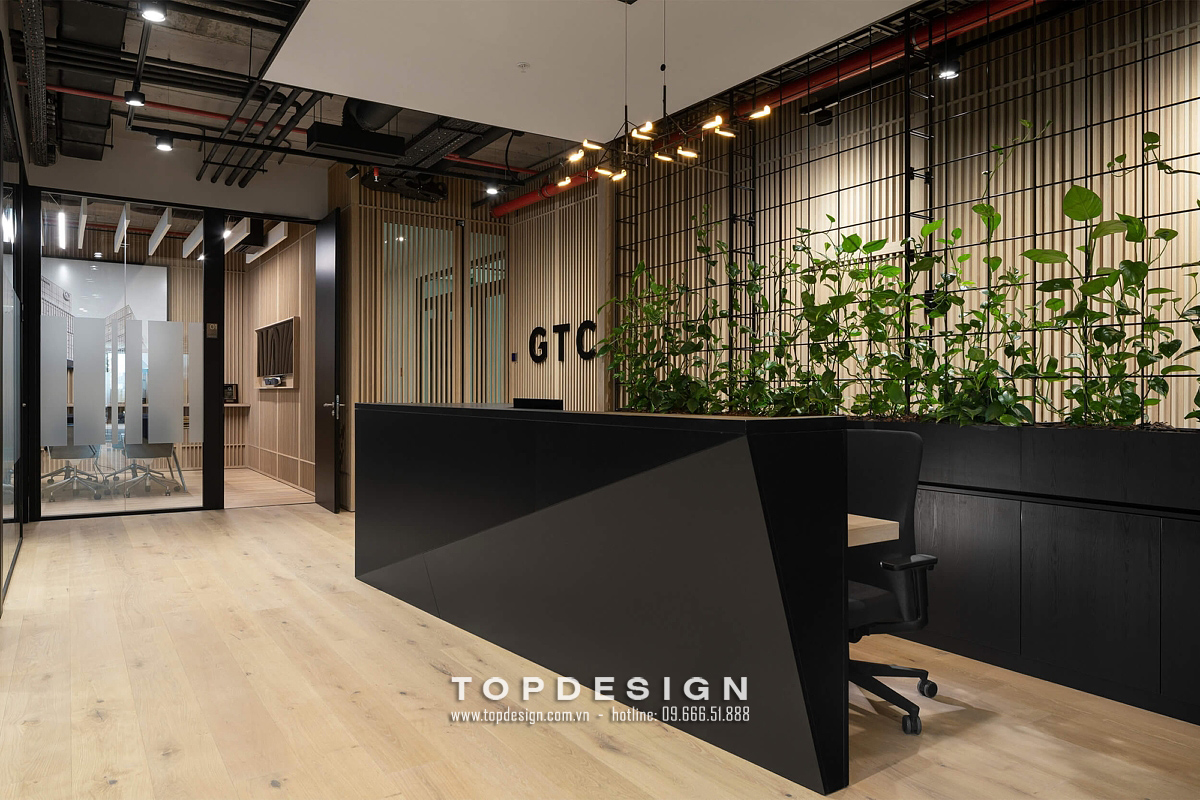 bổ sung thêm cây xanh trong thiết kế nội thất văn phòng mở